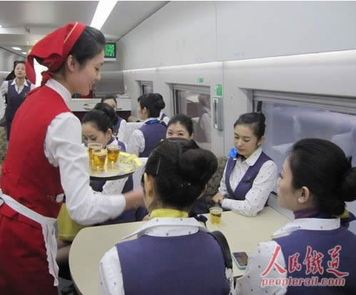 成都高铁运输学校-“动姐”“空姐”共话和谐之旅_成都铁路学校招生