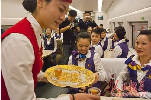 成都高铁运输学校-“动姐”“空姐”共话和谐之旅_成都铁路学校招生